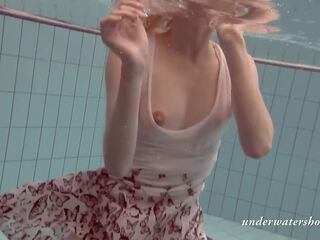 Heißesten tightest rasiert vagina mit groß brüste ausbreitung im die schwimmen schwimmbad