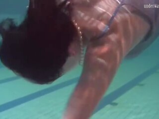 Superior swell corpo e grande tetas jovem grávida katka debaixo de água