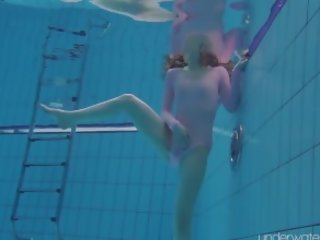 Disfruta roxalana bajo el agua desnudo en piscina