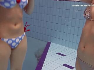 Rusa sensacional adolescentes natación desnuda bajo el agua
