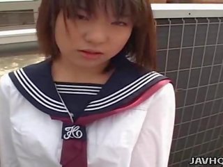 Japanilainen tyttö imee peniksen sensuroimattomia