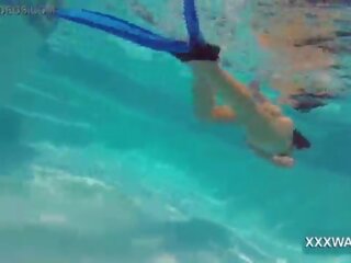Super bruneta curva bomboane swims sub apa