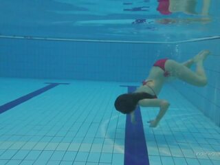 Slightly hårig serbiska tonårs katy simning