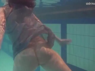 Terrific perfekt kropp och stor klantskallar tonårs katka underwater