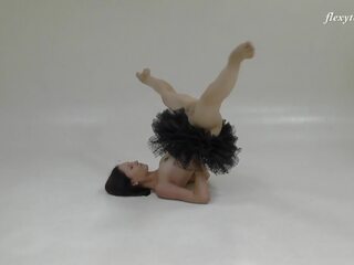 Rosyjskie brunetka akrobata sięgnięcie jej bewitching długo nogi