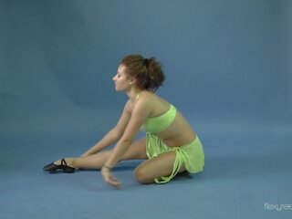 Oglądaj mila gimnasterka rozpiętość jej nogi i zrobić joga exercises