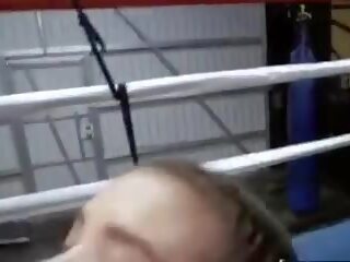 Vyhublý bruneta saje a fucks na the boxerské ring: xxx klip 0c