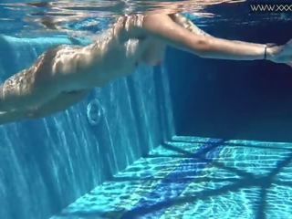 Diana rius -val csodálatos felszökkenés cicik -ban a medence