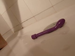 Cậu bé tóc nâu thủ dâm trên các tắm