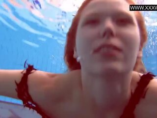 جاء و شاهد أنا katka matrosova تحت الماء
