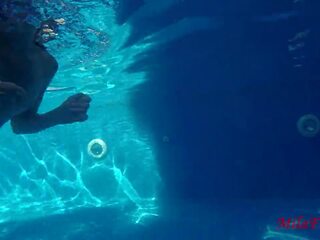 Две момичета прецака надясно подводен в на билярд: тийн мръсен клипс