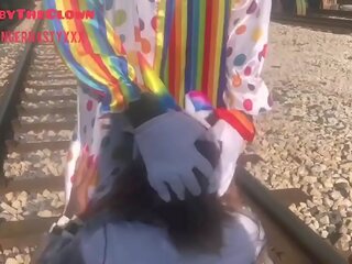 Clown quasi prende colpire da treno mentre ottenere testa