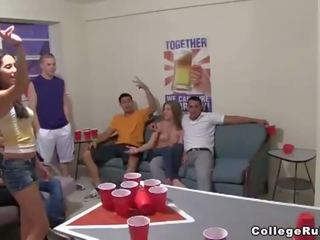 Spogliarello birra pong a un pazzo università festa