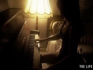 Glorious násťročné bruneta hry ju pička ako a klavír keyboard