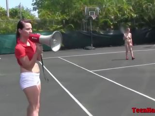 Hardt opp høyskole tenåring lesbiske spille naken tennis & nyt fitte slikking moro