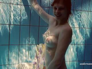 Nudist tiener geniet naakt zwemmen en wezen hard omhoog