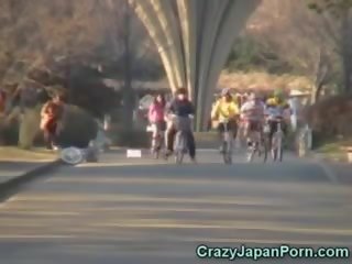 Scolarita squirts pe o bike în public!