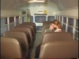 Traviesa adolescente jessie folla en la escuela autobús