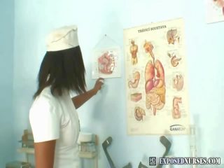 Duister verpleegster manuela checks haar begin sperma gat met een spiegel