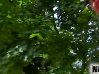 Mofos - körsbär kyss tar en stor belastning i den woods