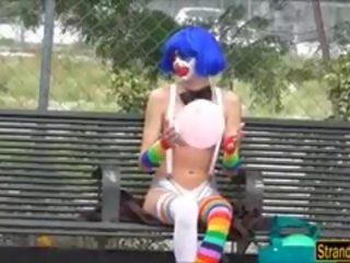 Frown klaun mikayla volný připojenými opčními na ústa od cizinec kámo