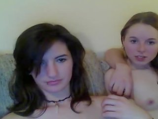 Teniendo diversión en cámara web con desnuda adolescente
