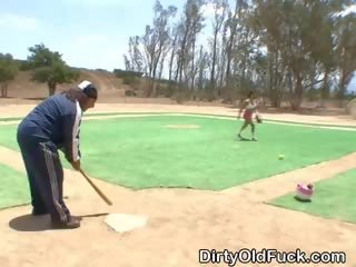 Grand titty brunette ado sur une baseball diamant en plein air