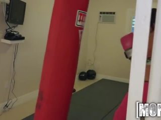 Mofos - očarujúce boxovanie kočka v leggins