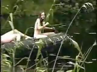 Tre madhështor vajzat lakuriq vajzat në the xhungël në varkë për kar gjueti