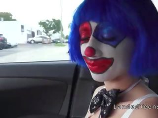 Clown tiener zuigen reusachtig lul in de auto