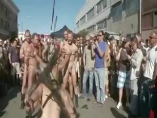 Offentlig plaza med stripped menn prepared til vill coarse violent homofil gruppe xxx klipp