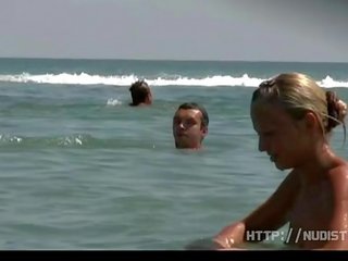 Spionasje på naken tenåringer på den naken offentlig strand