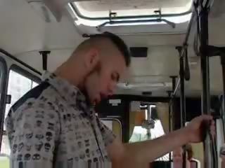 Jovem grávida a chupar pica-pau em um público autocarro mov