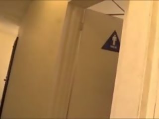 ผู้หญิงผิวดำ โสเภณี adriana malao desiring เซ็กส์หมู่ 3 คน ใน mens ห้องน้ำ ห้อง