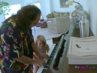 Ron jeremy hrať klavír pre enchanting mladý veľký sýkorka krása