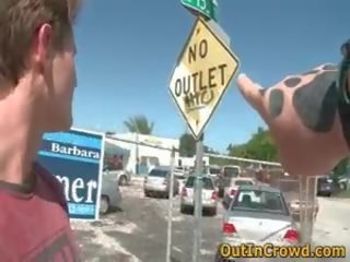 Turned på buddies har homo porr i den offentlig gata 1 av outincrowd