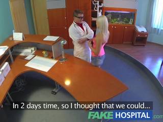 Fakehospital umazano therapist explores vsak palčni od zanosan blondinke telo