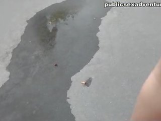 Cock-hungry bruneta în public xxx video