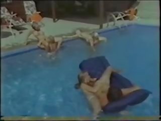 Vintáž bazén párty (german dub)