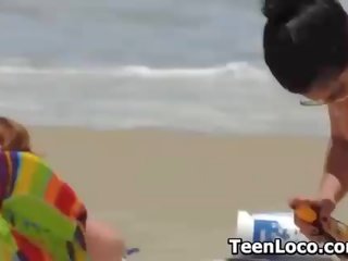 Pendulo giovane padrona tanning a il spiaggia