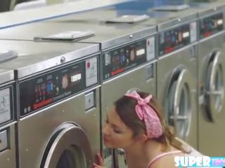 Domišljavo in rjavolaska cali hayes dobi glasno s laundry trgovina owner