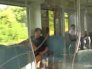Χαριτωμένο carla τσιμπουκώνοντας χοντρός/ή μεγάλος πέος σε ένα τρένο